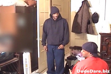 DudeDare: Vůdce gangu má rád, když mu kouří péro jako první...