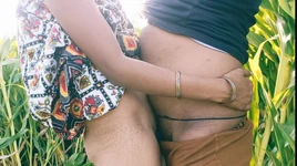 Des couples indiens desi sexy baisent en plein air pendant une agriculture