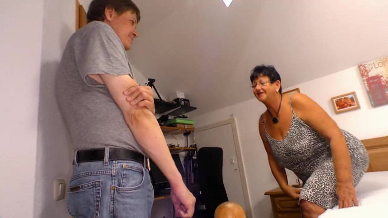 Deutschland porn: Ateşli nine bana sikişmeyi öğretiyor