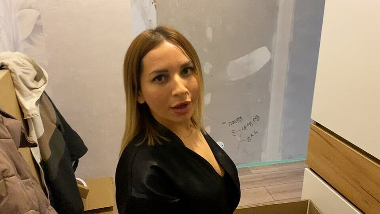 AlexElly: 長い間セックスしていなかった女の子が肛門を伸ばして射精する