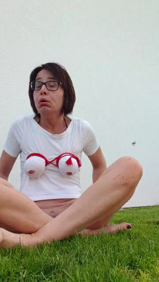 JulieEroticDress: 隣人たちの隣でミルフがコントロールを失う