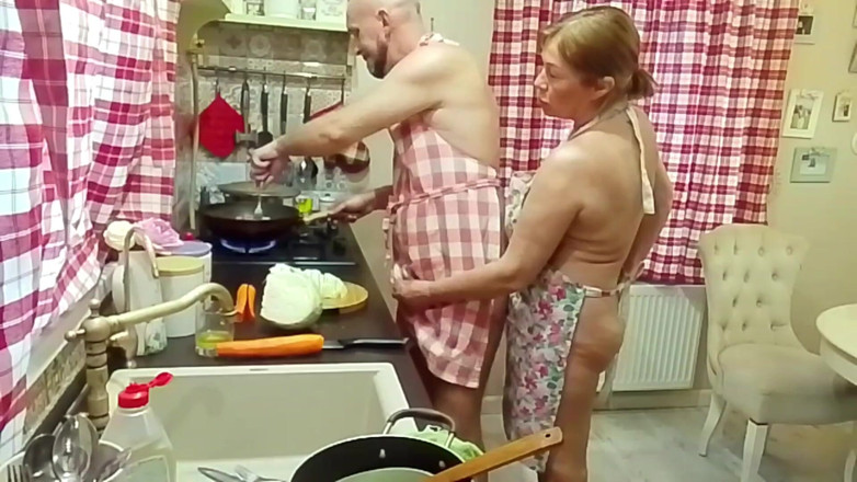 Crazyfamily 1970: Ibu tiri menggoda saya semasa saya memasak makan malam
