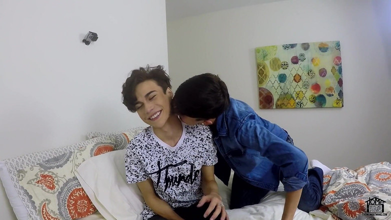Homemade Twinks: Dos chicos cachondos y una cámara