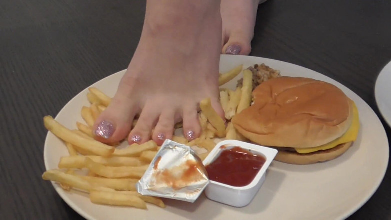 Femdom Austria: Фастфуд и донат, кормежка ступней!