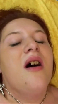 Grandota pelirroja madura tiene un gran deseo de polla y seduce a este tipo con suerte y se la follan en el sofá en muchas posiciones