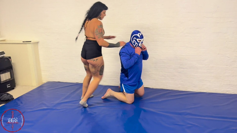 She Wrestle: Zarozumiały facet zostaje zmagany i niesiony przez gorącą masturmę