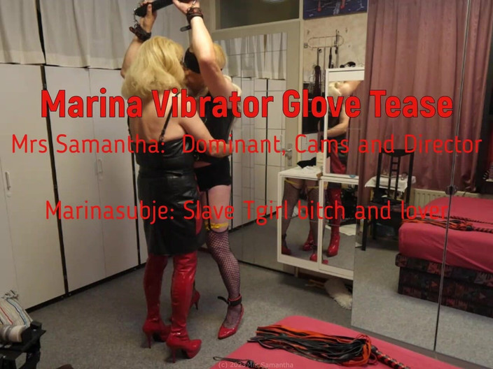Mrs Samantha: Marina škádlí paní Samantha v dlouhých latexových rukavicích a používá vibrátor...