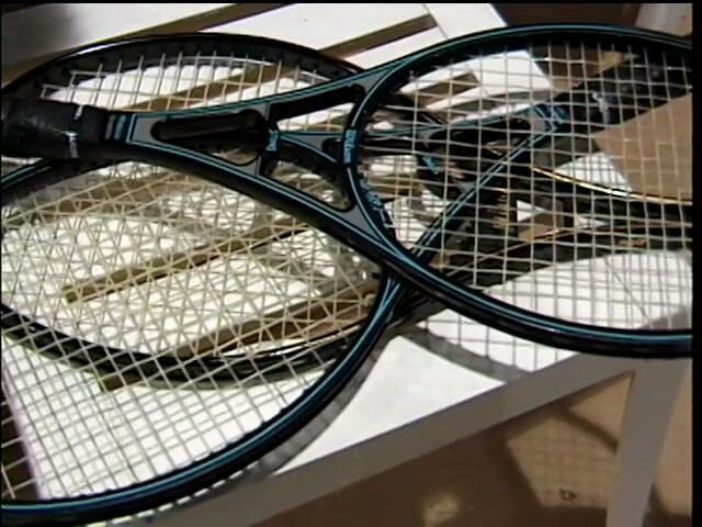 Pound Me Outside: Mengongkek pantatnya di gelanggang tenis