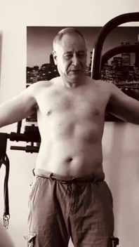 Sterke man masturbeert na training