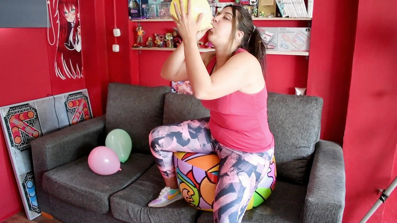 Bunny Looner: レギンスでビーチボールに乗ってしぼむ - バニー・ルーナー