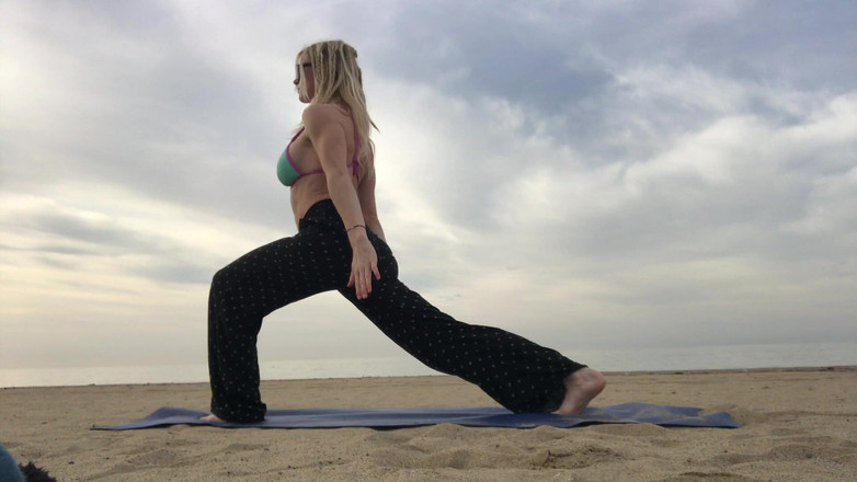 Serene Siren: Bikinili plaj yogası