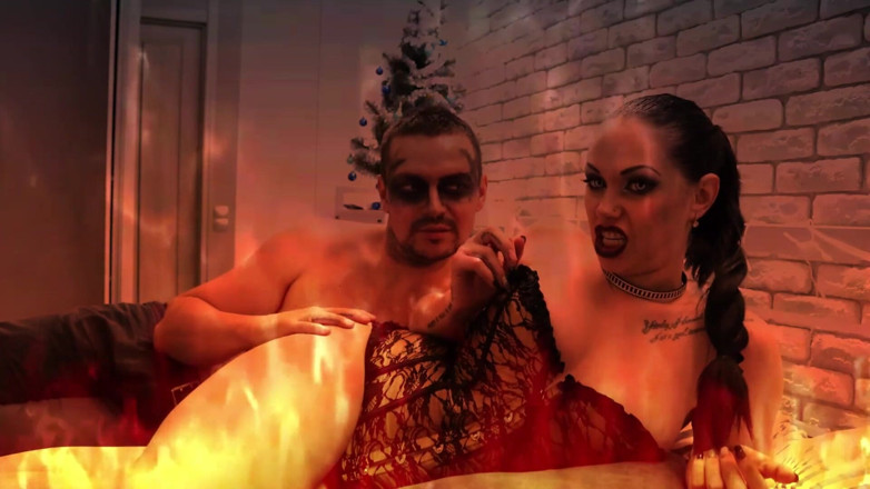 Goddess Misha Goldy: Tuhan tidak mencintaimu! Jangan rayakan Natal!