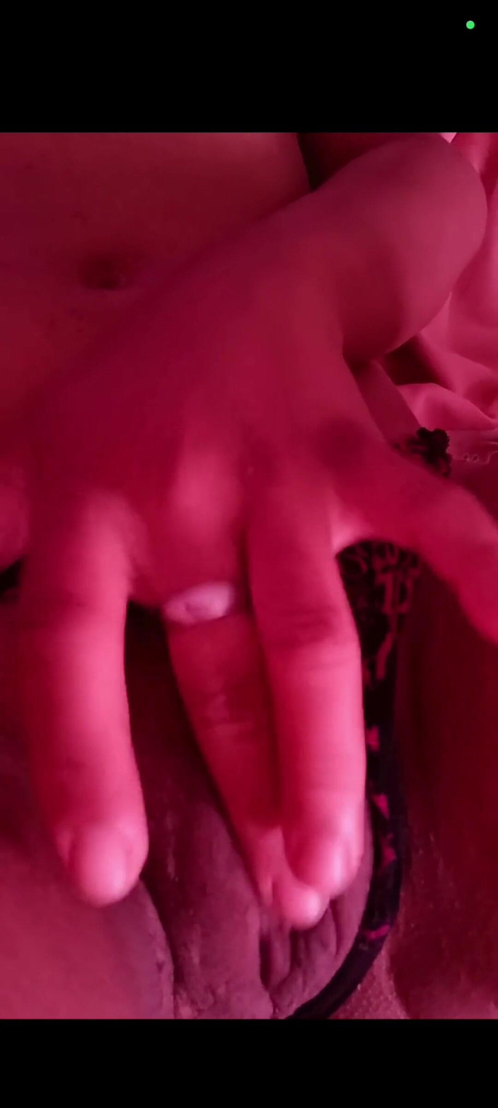 Jacke24: Freche brünette masturbiert zu hause