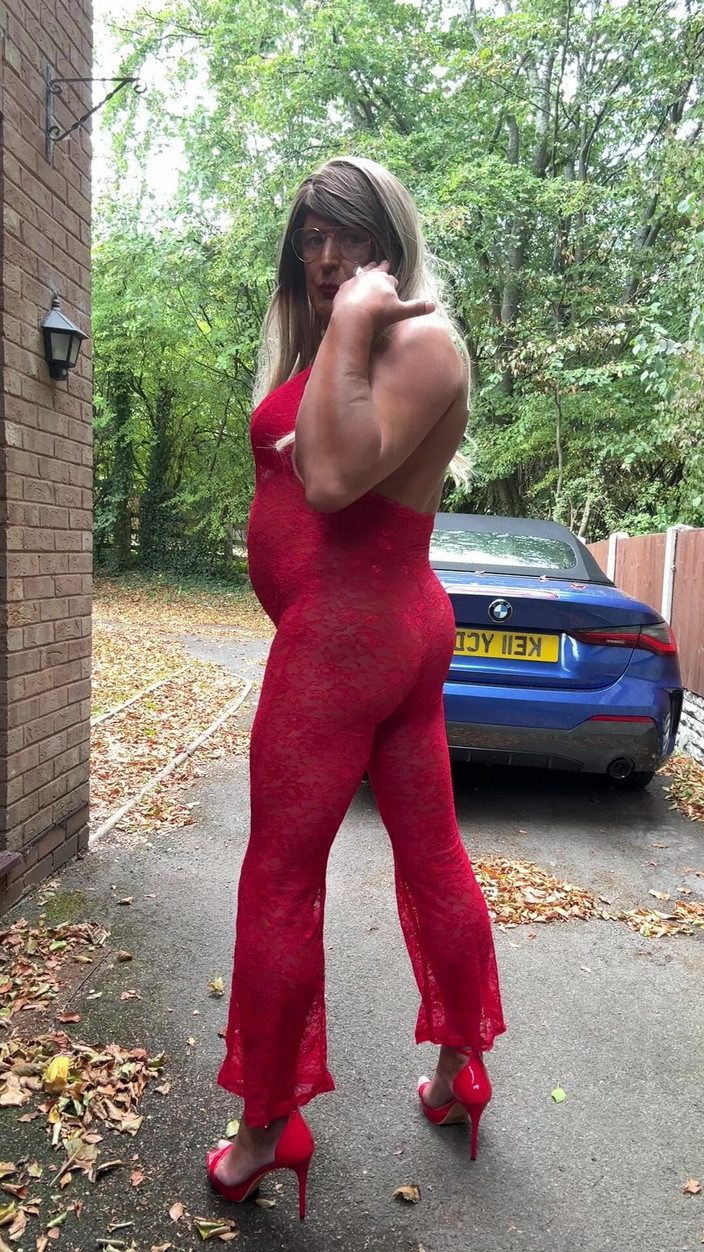 Kellycd2022: Sexy travestiet Kellycd2022 in sexy rode jumpsuit en hakken