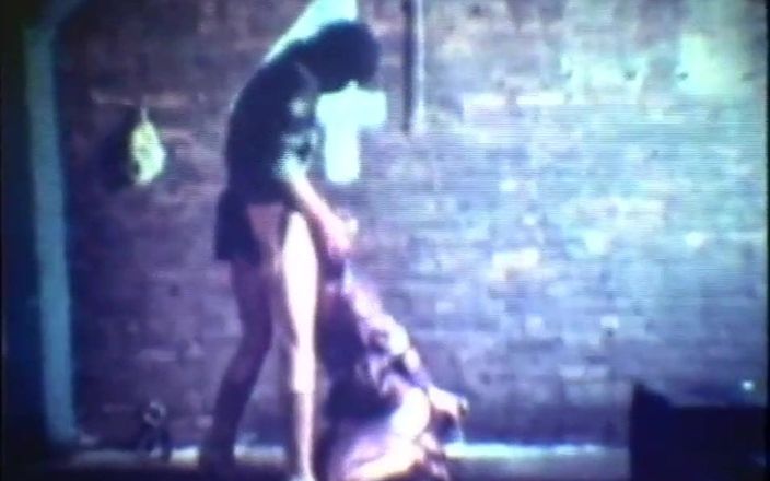 Vintage megastore: Bondaged brud straffar i en vintage porr