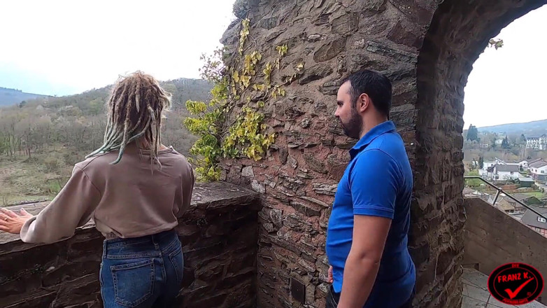 German Fuck Girls: Veřejné! Riskantní orální sex na výletě na hrad!