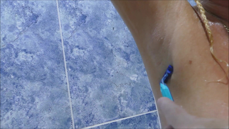 Natalie K: Mijn Oksels Scheren En Mijn Naakte Lichaam Wassen in Bubbels