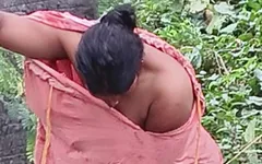Kakak ipar india seksi mandi di kamar mandi terbuka