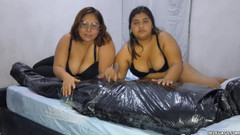 Selfgags femdom bondage: Chłopak Luny zmumifikowany, zakneblowany i dojony przez Claudia & Zoe