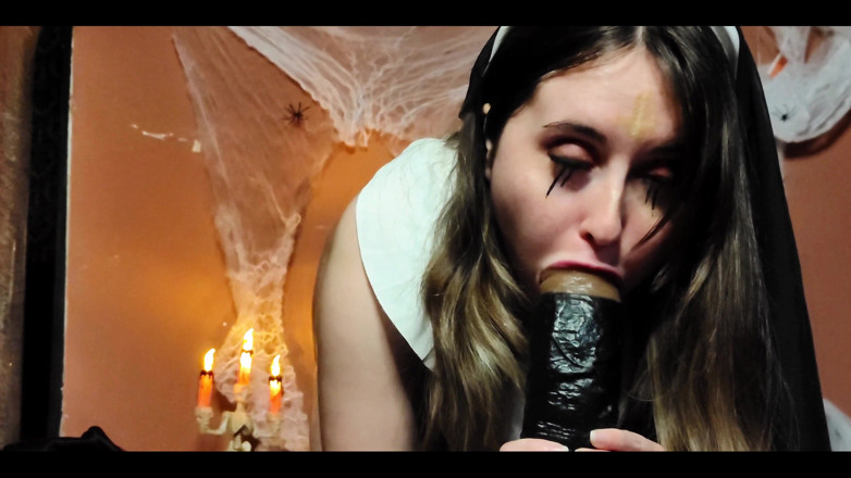 RavenHearth666VIP: Черниця смокче величезний чорний ділдо з великою кількістю слини