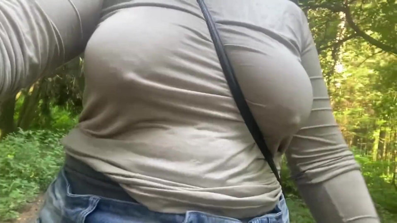 Mary Di: Caminando por el parque de la ciudad, saté las tetas....