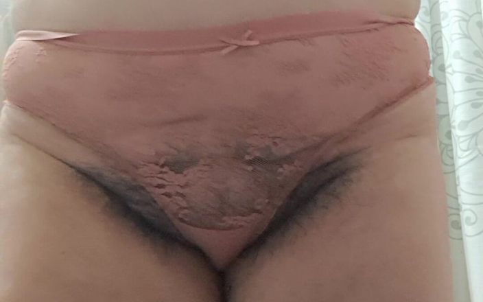 Mommy big hairy pussy: Mama vitregă poartă chiloți arătându-și pizda păroasă pentru el