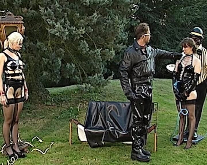 Porno Cloud: Cinque ore di acton. Tutto anale e Moore.