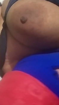 Prsatá manželka nevědomky saje dva ptáky a polyká mrdku
