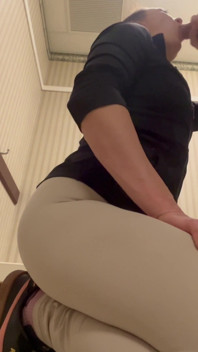फिटिंग रूम मैनेजर फिटिंग रूम में डीप थ्रोटिंग बॉस बड़ा 8 इंच का लंड