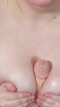 Tanda D se fait baiser par un gode Couverte de sperme