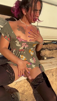 Tesão de puta em sundress masturba e goza no quintal