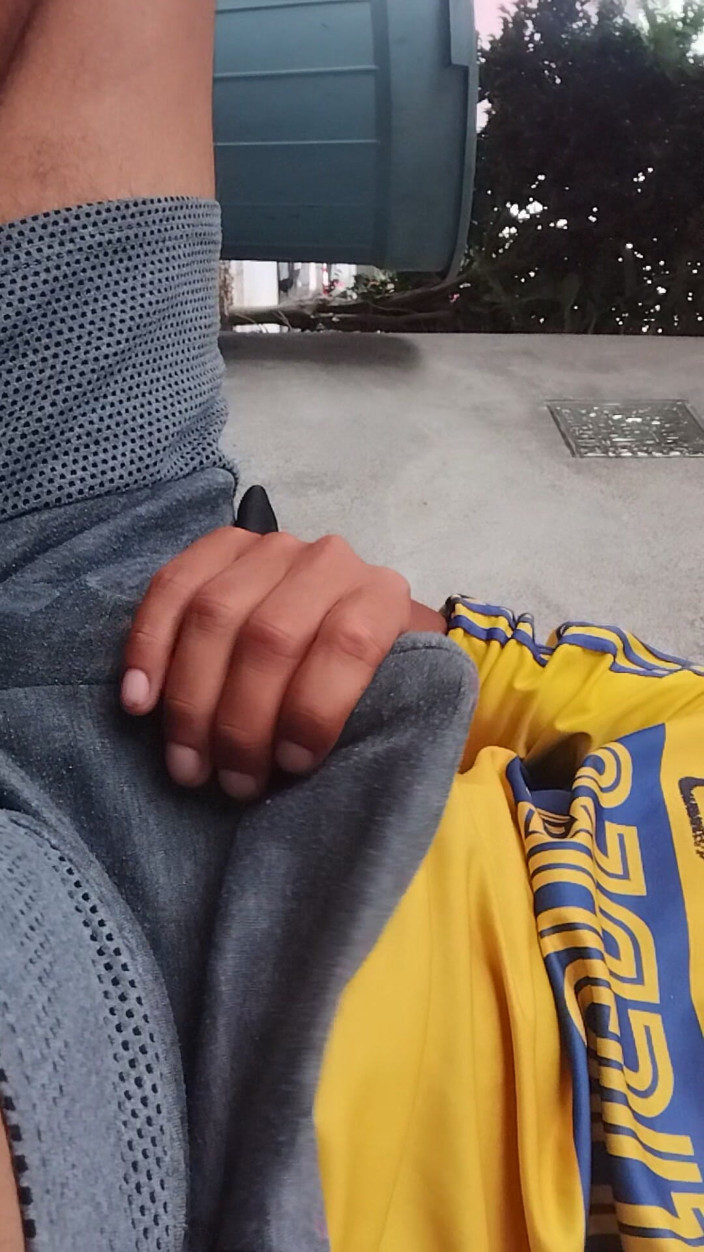 AlexAlejandro13: Lelaki menjadi panas dan melancap di bawah pakaiannya