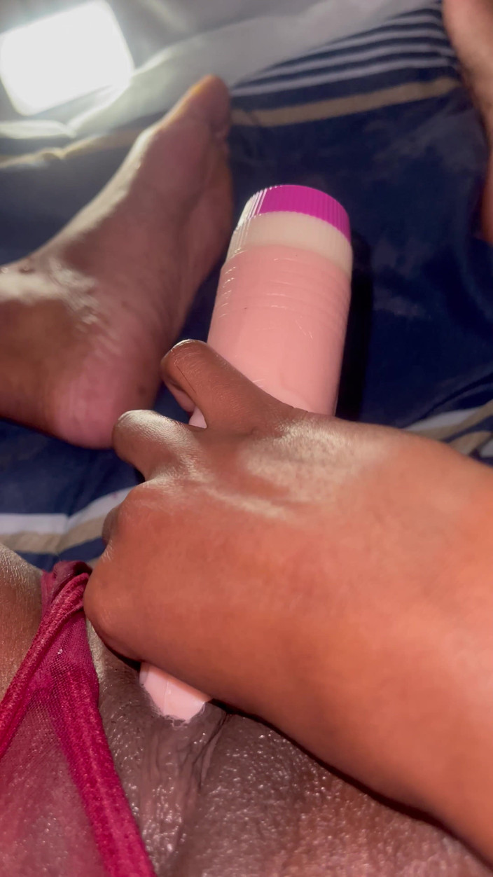 CharmedKaffy: Tatlı sulu amcığımla oynuyorum