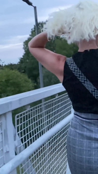 Night Out doar eu într-o rochie mini într-o noapte de ieșire, Oh și un pic de cameră uitându-mă la rochia mea