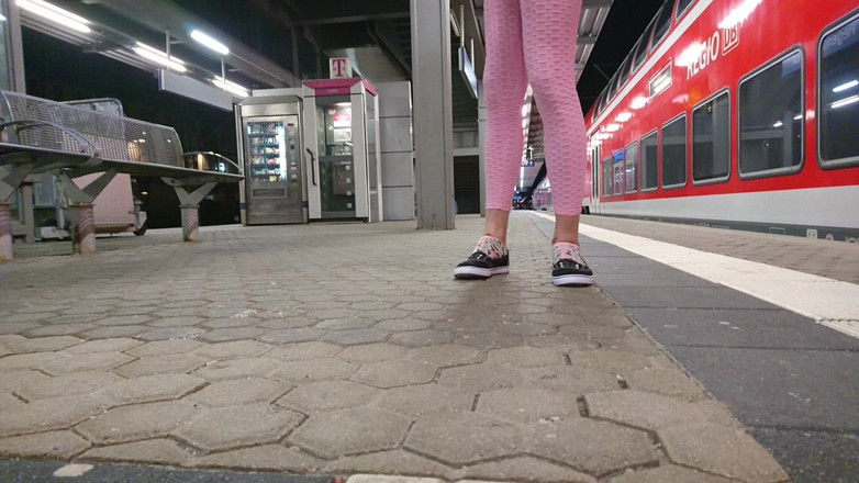 sweetfeet29: Voeten tonen op het station