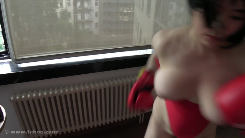 Nude Sportswomen: Asijská femdom boxuje POV