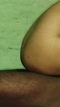 Hintli desi orta yaşlı seksi kadın üvey oğlu tarafından sıkı amında sikiliyor