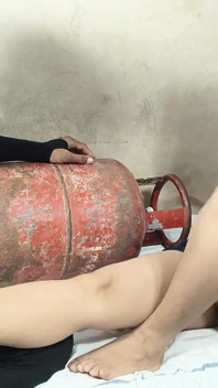 Індійська дівчина дезі тепер день, нестача газового балону, обличчя і сусіди допомагають циліндру