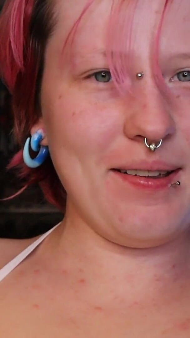 Lori Critter: Une soubrette coquine joue avec un trou du cul