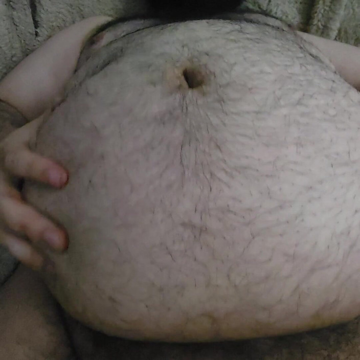 Chunky Belly Boy: Oso grande frota vientre, dedos en ombligo, solicitud # 1