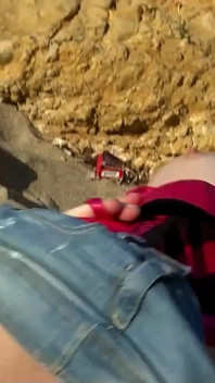 Remaja seksi Carol menikmati sesi kongkek panas dengan ayah tirinya di pantai