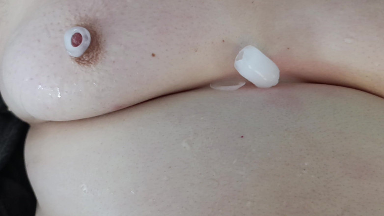 Jonas1996: Brincadeira sensual com cubos de gelo, sua luxúria será quente...