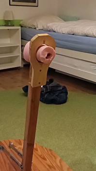 Штучна пизда стоїть на траху, мастурбація