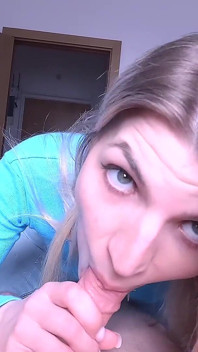 A Horny Stranger Girl Dragged the Delivery Man's Dick Into Her Pussy
