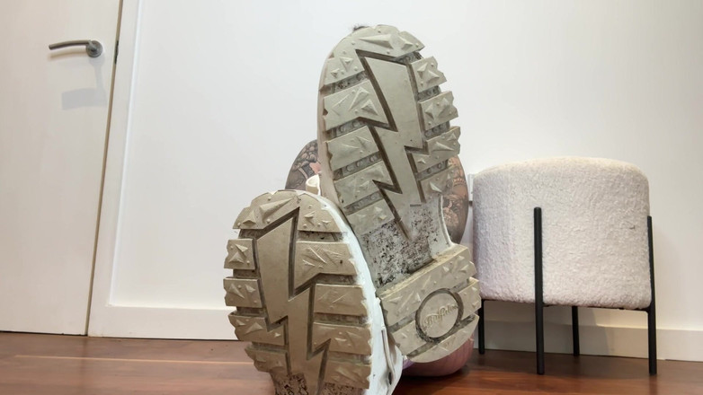 Miss Valentina: Тренировка фрика с грязной кроссовкой