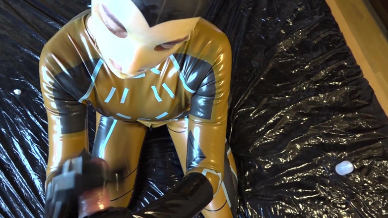 Latex Danielle: 라텍스 마스크 얼굴에 사정하는 Latex Danielle