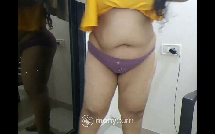 Notty_samaiya: Azgın desi kız tarafından görüntülü görüşmede striptiz