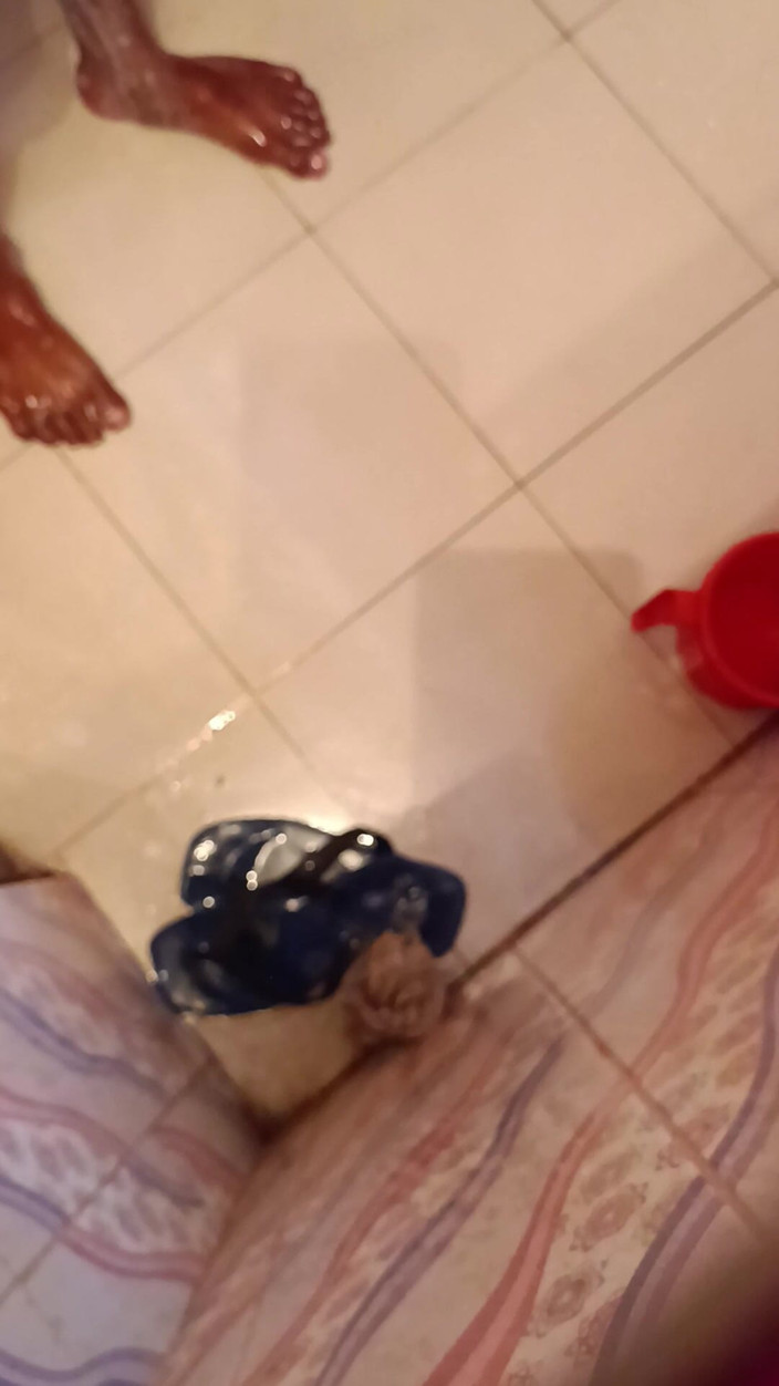 a-adix: Stai în baie.doar Un bărbat.videoclip sexxx