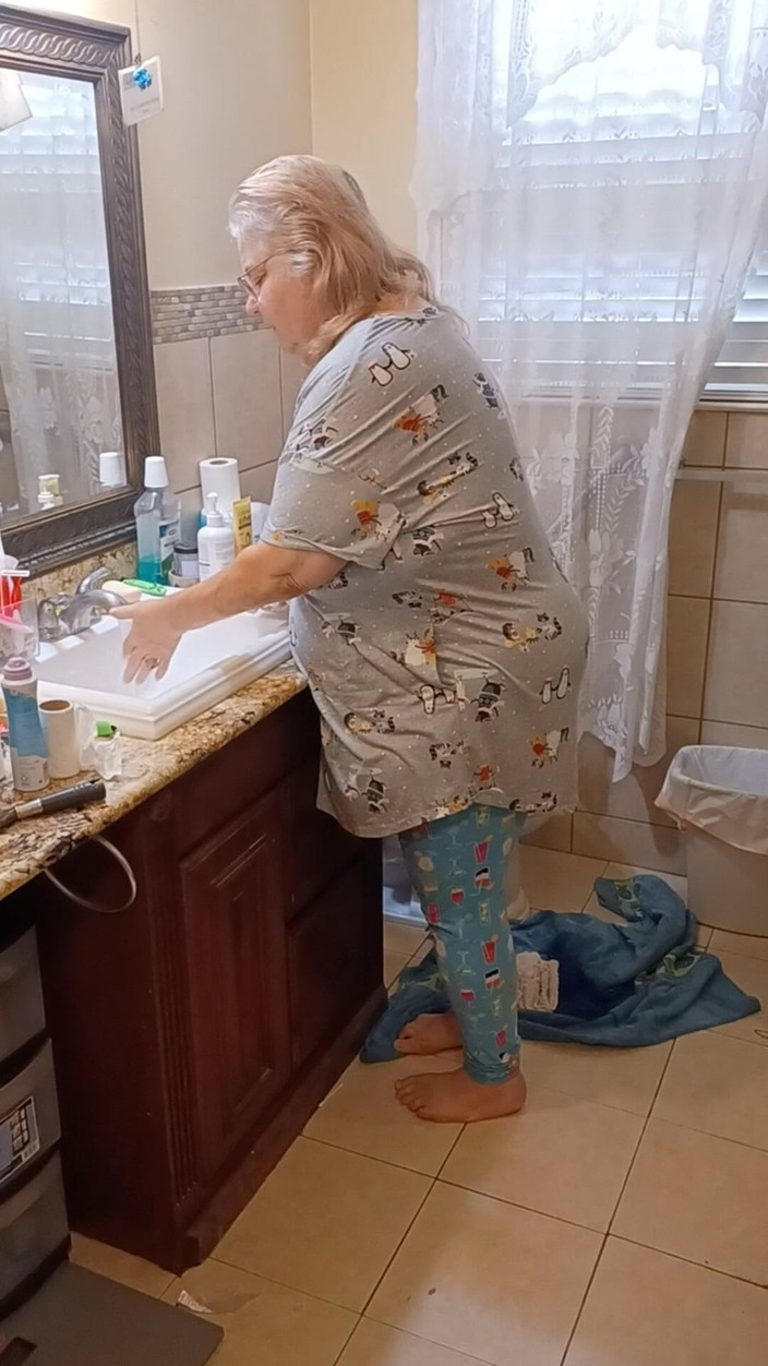 BBW nurse Vicki adventures with friends: Tvätta mina vita farmor trosor för klient!