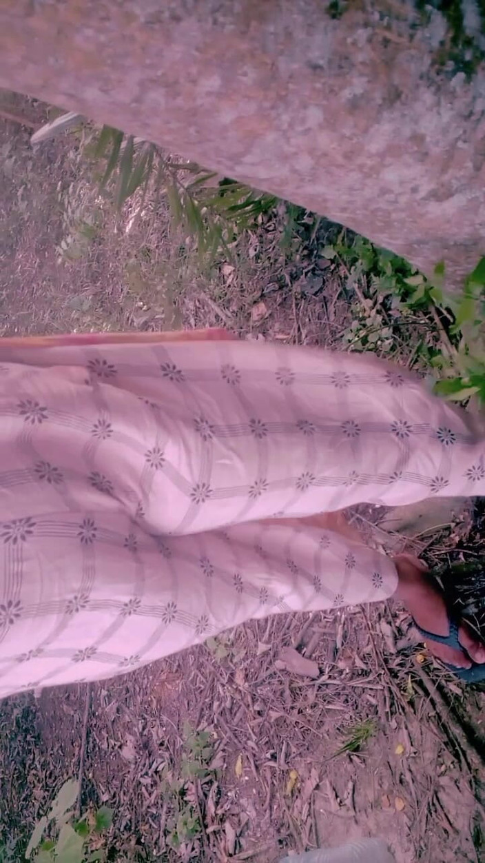 Sadia vabi: Pussy Fingaring in the Jongal